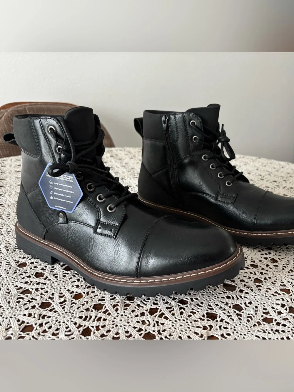 Men’s NWT 13M medium zip side lace front ortholite combat style boot. Black